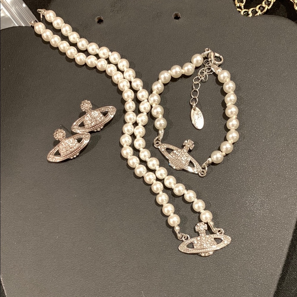 Elegant Pearl Jewelry Set with Silver Accents planet Satun